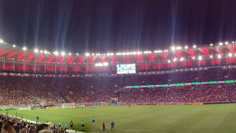 Maracanã lotado à noite em dia de jogo do Flamengo, com o gramado iluminado